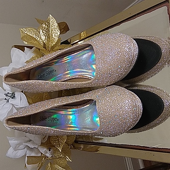 Sliver Slipper, size 9.5, color gold. - Picture 5 of 5